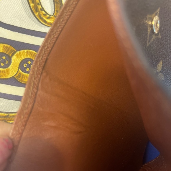 𝐀𝐔𝐓𝐇𝐄𝐍𝐓𝐈𝐂 𝐋𝐎𝐔𝐈𝐒 𝐕𝐔𝐈𝐓𝐓𝐎𝐍 𝐂𝐨𝐦𝐩𝐚𝐜𝐭 𝐖𝐚𝐥𝐥𝐞𝐭 - Picture 15 of 16